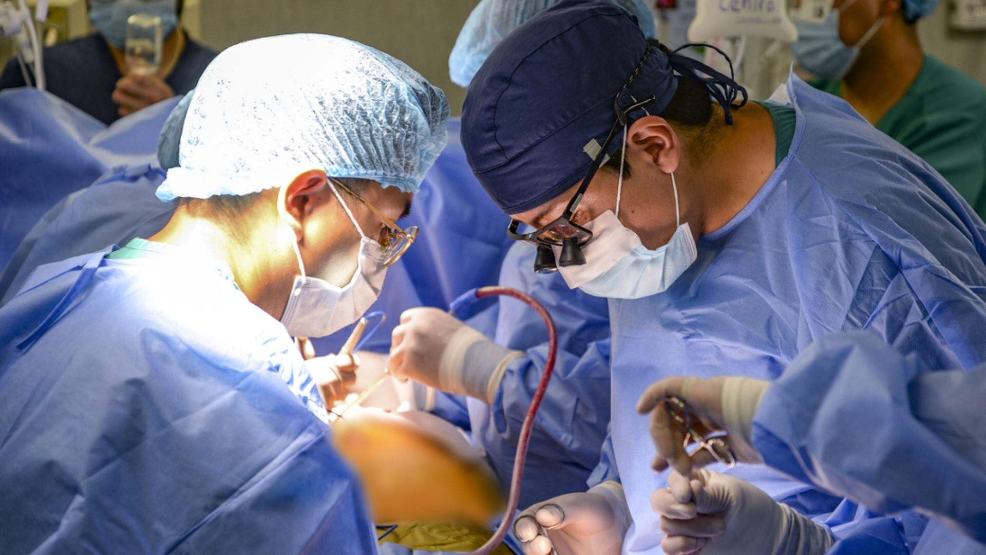 El procedimiento, a cargo de especialistas del INCOR junto a equipos de EsSalud y el Minsa, restableció el flujo sanguíneo en arterias comprometidas y redujo el riesgo de complicaciones cardíacas - Créditos: INCOR.