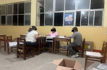 Elecciones 2026 Perú: miembros de mesa rompen actas por fallas técnicas y falta de tinta. Composición Infobae / Carol Ruiz.