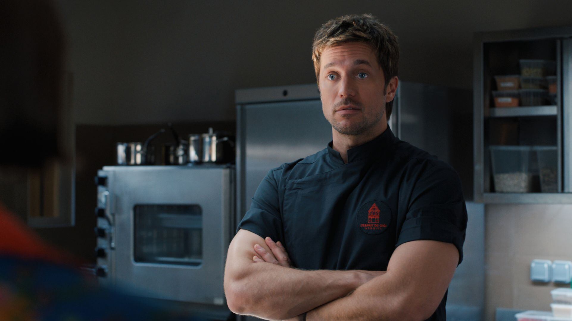 Gabriel acepta un trabajo como chef en un yate, pero el destino podría volver a cruzarlo con Emily tras un giro inesperado (Netflix)