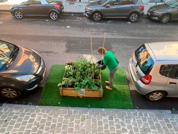 Una mujer arregla una parte