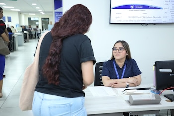Nuevas prestaciones como el adelanto del aguinaldo y la quincena 25 mejoraron las condiciones para los trabajadores en El Salvador. (Cortesía: Prensa Ministro de Trabajo)