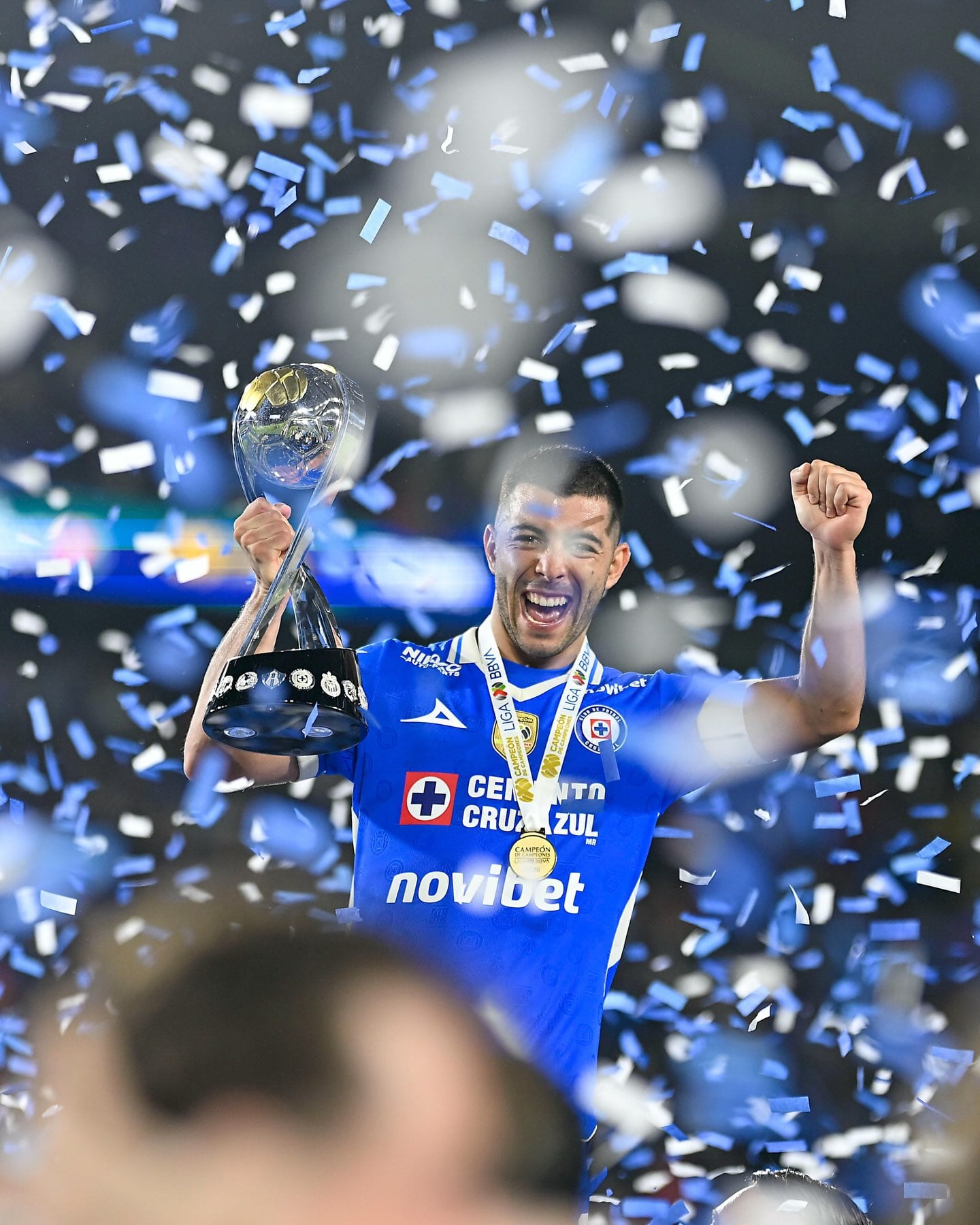 El jugador mexicano festeja el título del Clausura 2026 (Instagram / eriklira)