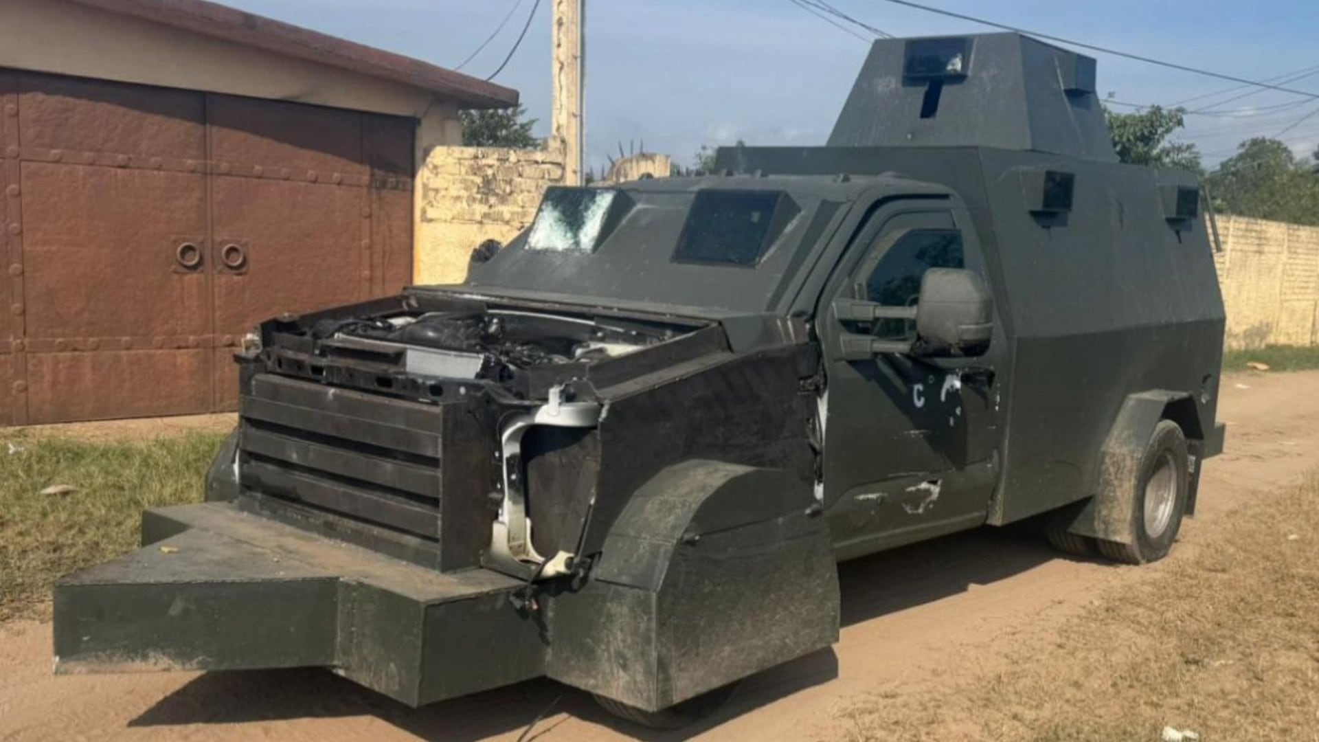 Vehículo con blindaje casero decomisado por elementos federales en Escuinapa.Crédito: X - @sspsinaloa1