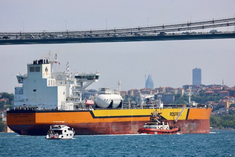 El petrolero Vladimir Monomakh de Rosneft transita por el Bósforo en Estambul, Turquía, el 6 de julio de 2023