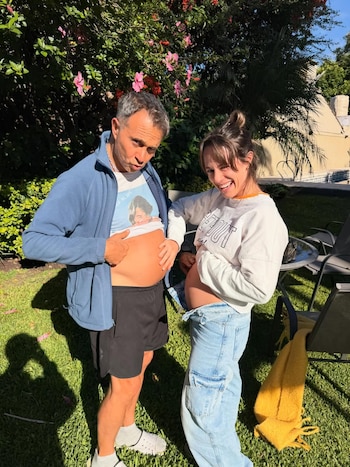 Mica y Sergio Lapegüe posaron juntos bajo el sol, mostrando sus barrigas y celebrando la llegada de la primera nieta