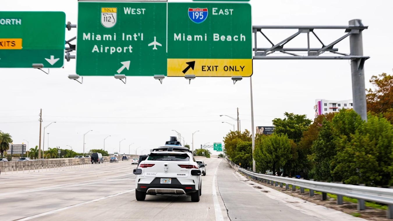 Los conductores de vehículos eléctricos en San Diego enfrentan esperas prolongadas por la presencia de robotaxis de Waymo en las estaciones de recarga (Waymo)