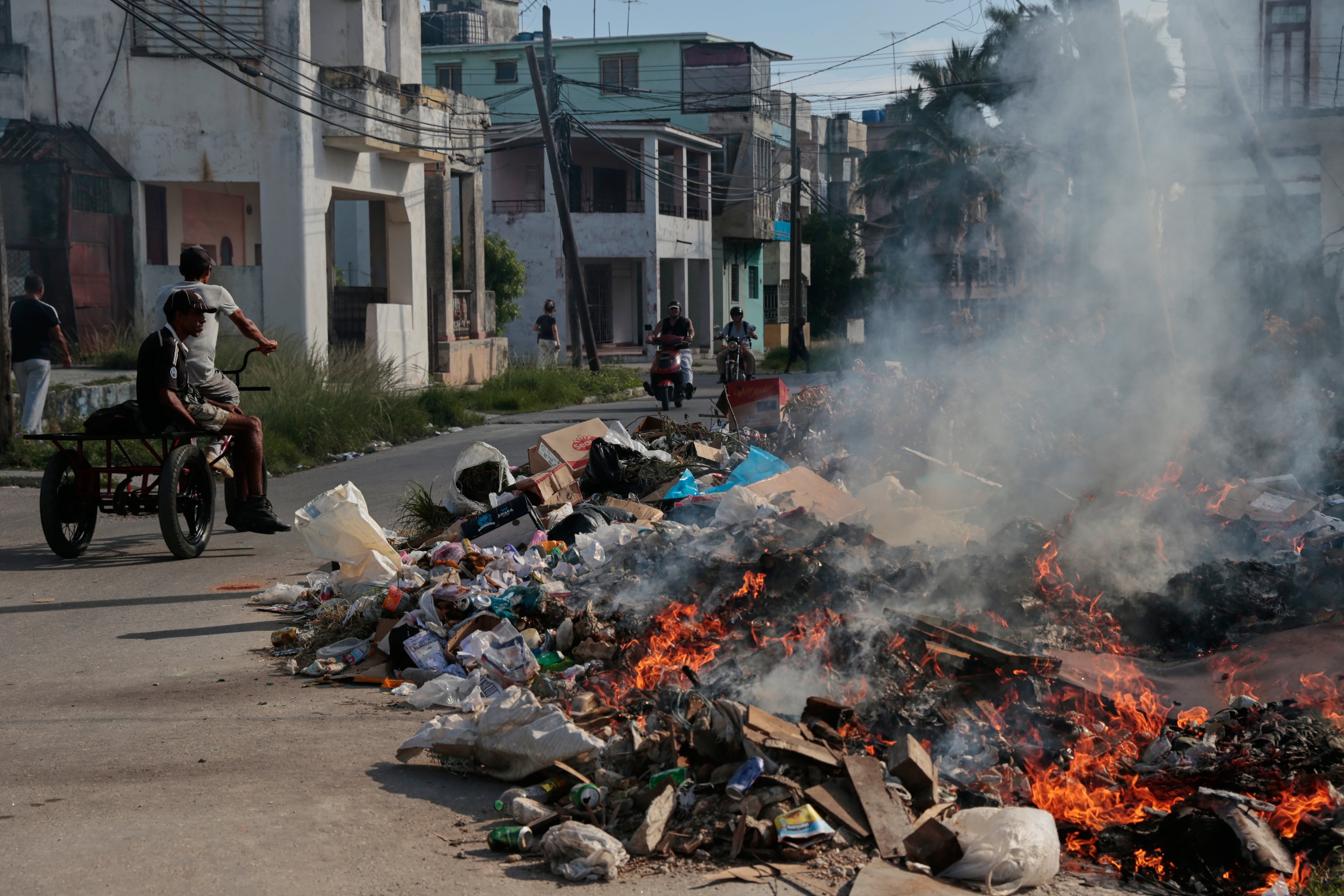 Basura arde en La Habana, Cuba, el miércoles 17 de junio de 2026 (AP Foto/Jorge Luis Baños)