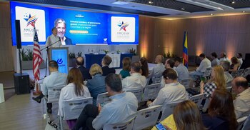 Kevin Whitaker, exembajador de Estados Unidos en Colombia, advirtió que el próximo presidente colombiano deberá saber manejar la relación bilateral con Donald Trump para asegurar el éxito diplomático - crédito @AmChamBaq/X