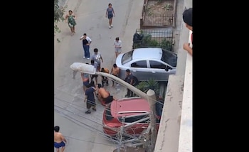 Presuntos barristas de Universitario y Alianza Lima protagonizan balacera en Puente Piedra. Infobae Perú / Captura: X.