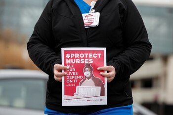 Enfermeras y enfermeros protestaron por