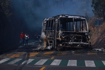 Peatones pasan junto a un