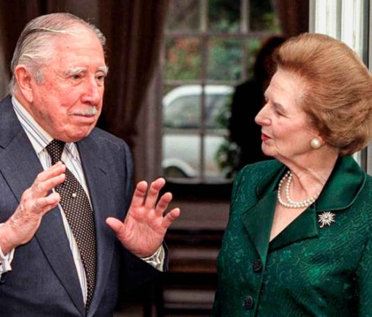 Thatcher en una visita a Pinochet durante su arresto domiciliario en Virginia Water en 1999 (Herself Alone)