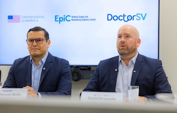 Manuel Bello, director de DoctorSV, y David Kryzwda, representante de la Embajada de Estados Unidos, durante la presentación del donativo tecnológico para fortalecer la capacitación y la telemedicina en El Salvador (Cortesía Secretaría de Prensa).