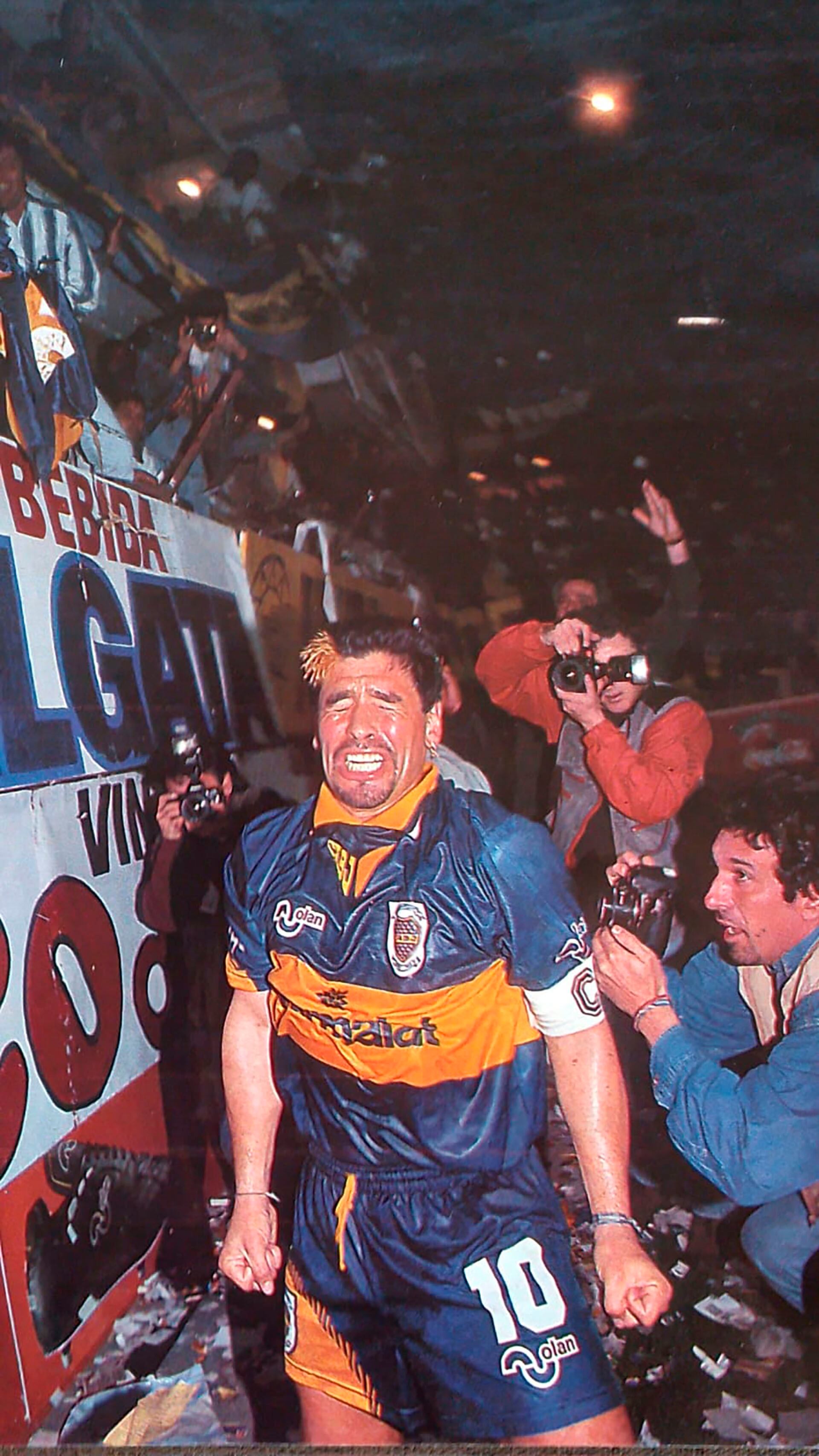 Diego festeja el gol de Scotto que significó el triunfo de Boca por 1 a 0