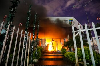 La fiscalía departamental de Santa Cruz arde mientras partidarios de Luis Fernando Camacho, gobernador de la región de Santa Cruz, protestan en Santa Cruz, Bolivia, el miércoles 28 de diciembre de 2022. La policía detuvo a Camacho por cargos de presunto terrorismo con relación a la crisis de 2019. (AP Foto/Ipa Ibáñez)