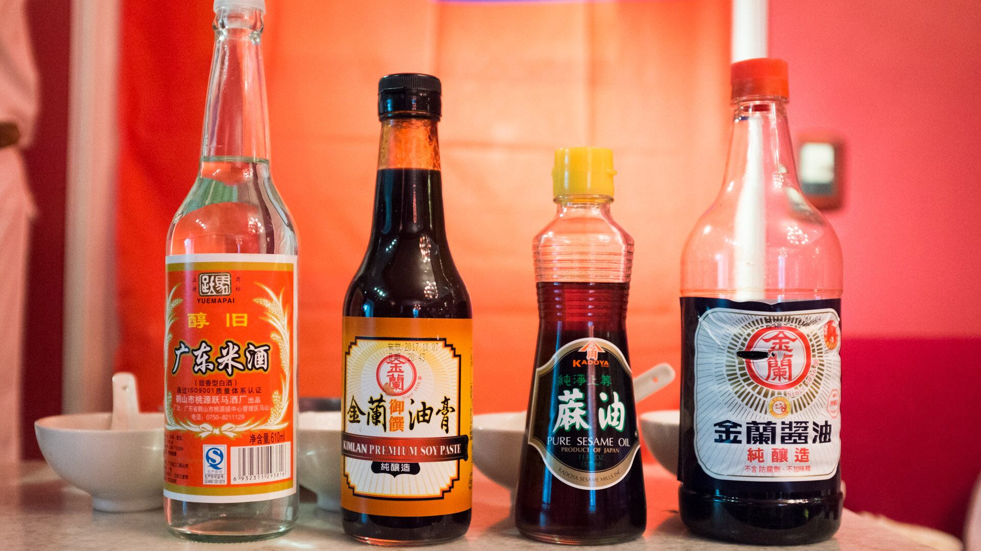 La salsa de soja y el aceite de sésamo son dos ingredientes fundamentales en la cocina de Taiwán (Adrián Escandar)