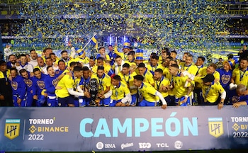 Los festejos de Boca de la Liga Profesional 2022 después de recibir una gran ayuda por parte de River, que venció a Racing en Avellaneda (REUTERS/Matias Baglietto)