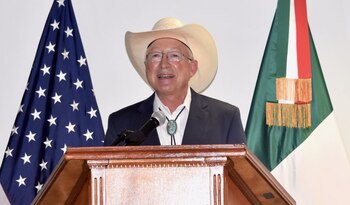 Salazar presentará sus credenciales al