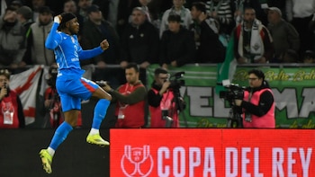 Lookman muestra su carta de