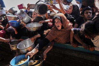 Palestinos tratan de obtener comida