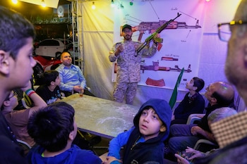 Un miembro de la fuerza de voluntarios Basij, perteneciente a la Guardia Revolucionaria, muestra cómo manejar un fusil de asalto tipo Kalashnikov durante una clase de entrenamiento con armas en Teherán, Irán, el martes 19 de mayo de 2026 (AP/Vahid Salemi)