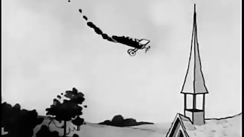 Un avión de dibujos animados en blanco y negro vuela inclinado hacia abajo, dejando una estela oscura, sobre la punta de un campanario de iglesia y árboles