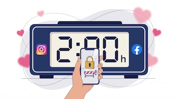Una mano sostiene un teléfono celular con un candado en la pantalla frente a un reloj digital con los logos de Instagram y Facebook.