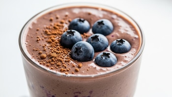 Cómo hacer un batido saludable de chocolate y arándanos: una receta refrescante que puedes preparar con pocos ingredientes y en solo 5 minutos