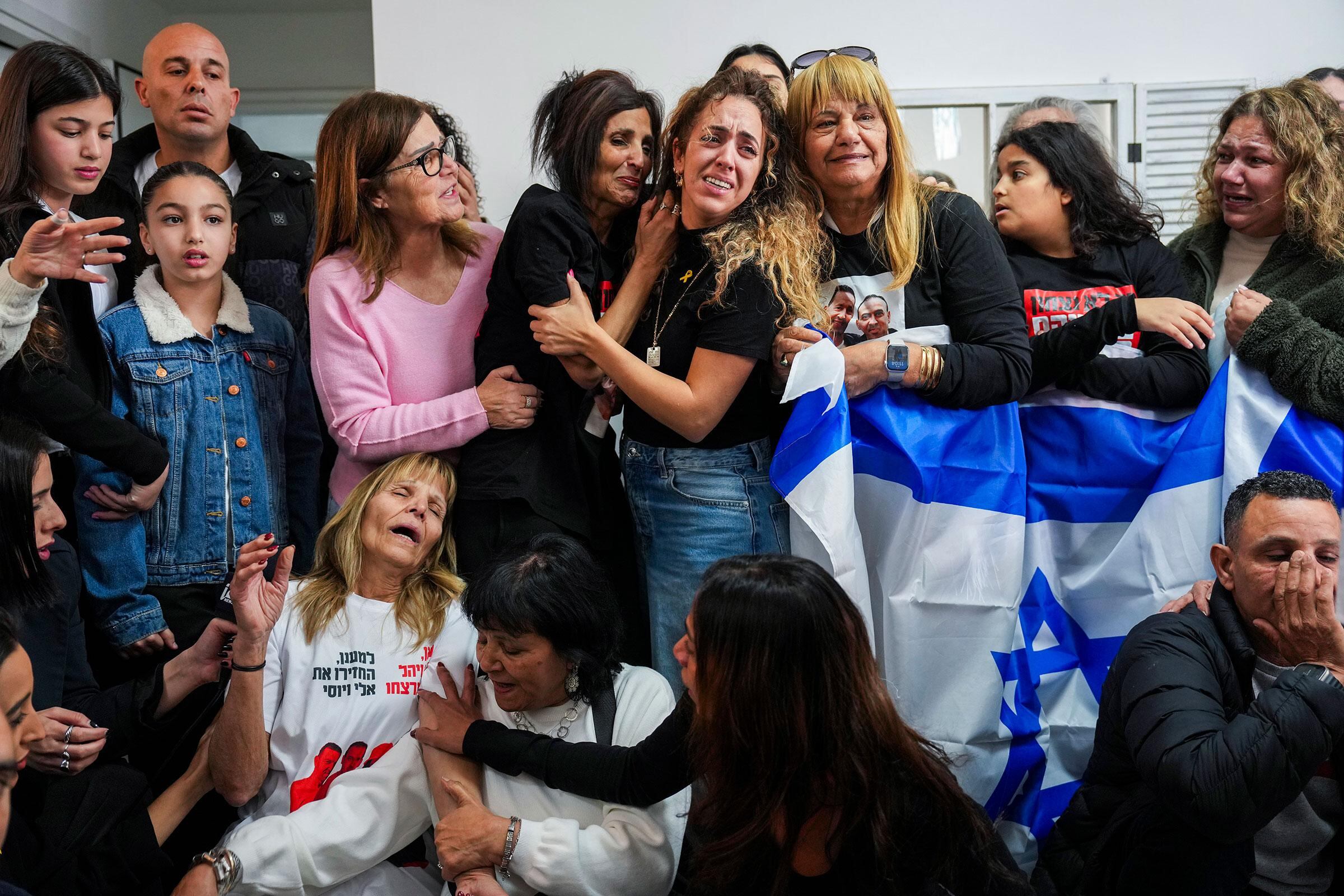 La familia del rehén israelí Eli Sharabi, cuya esposa y dos hijas fueron asesinadas en el ataque del 7 de octubre, reaccionó mientras veía la transmisión en vivo de su liberación del cautiverio de Hamás en Gaza, en Tel Aviv, Israel, el 8 de febrero (Ariel Schalit—AP)