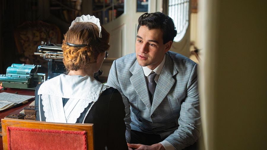 La Promesa: Pía confiesa a Curro uno de sus mayores secretos. (RTVE).