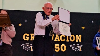 Costa Rica: dejó la escuela por trabajo, siete décadas después volvió para graduarse y recibir el título de sexto grado a los 90 años