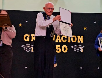 Fernando Calderón Calderón obtuvo a los 90 años el título de sexto grado que había quedado pendiente desde 1950 en Guadalupe, Costa Rica./ (Teletica)