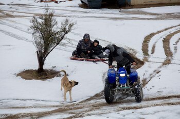 Algunas personas pasean en Baja