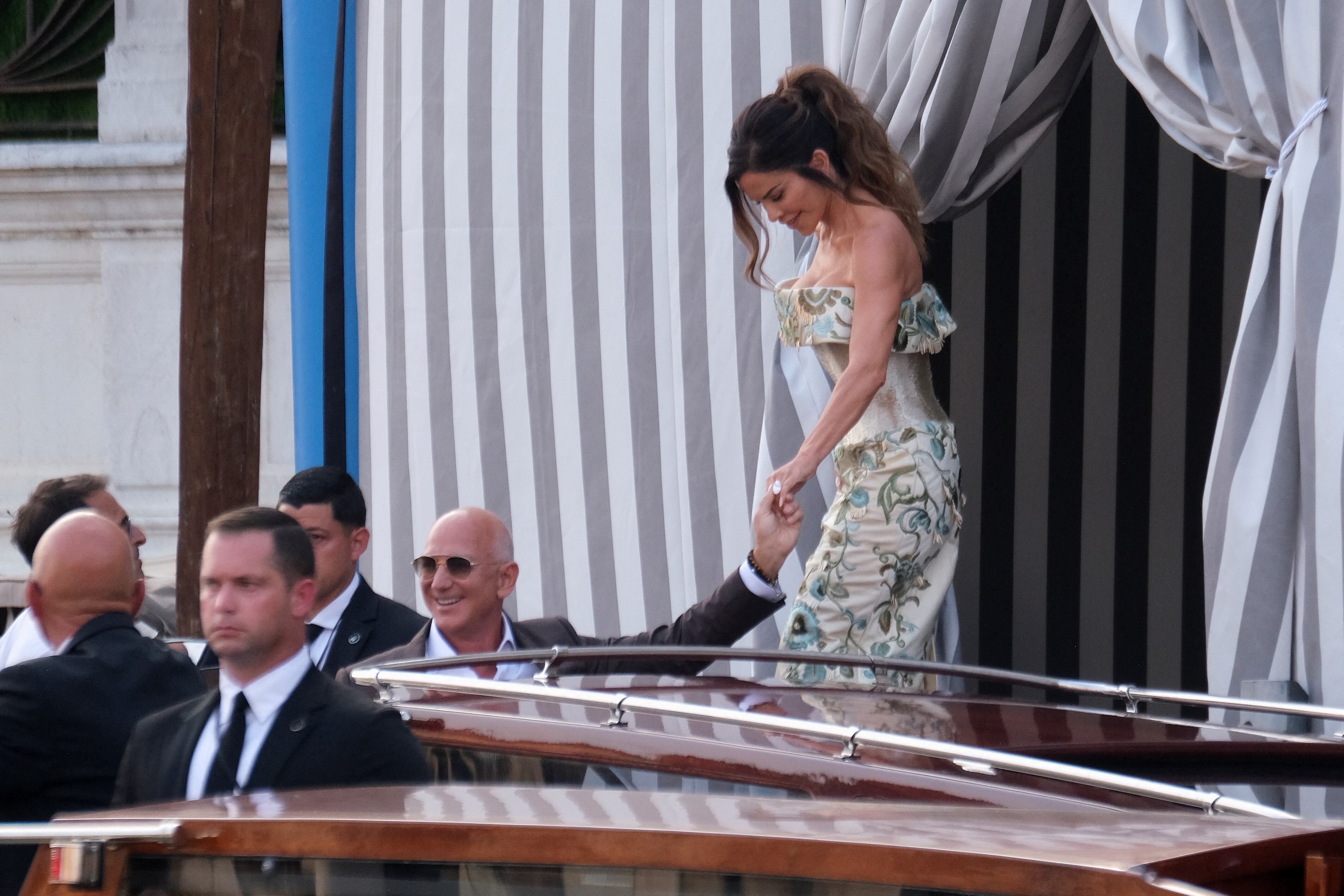 Jeff Bezos y Lauren Sanchez, abandonando en hotal Aman Venice para celebrar su boda . (REUTERS/Manuel Silvestri)