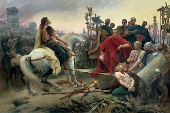 Pintura histórica con Vercingetorix a caballo, Julio César sentado, soldados romanos, armas y una ciudad en llamas al fondo
