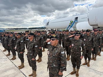 El presidente Bernardo Arévalo de León asumió el compromiso de aportar hasta trescientos soldados guatemaltecos a la misión multinacional. (Foto cortesía Ejército de Guatemala)