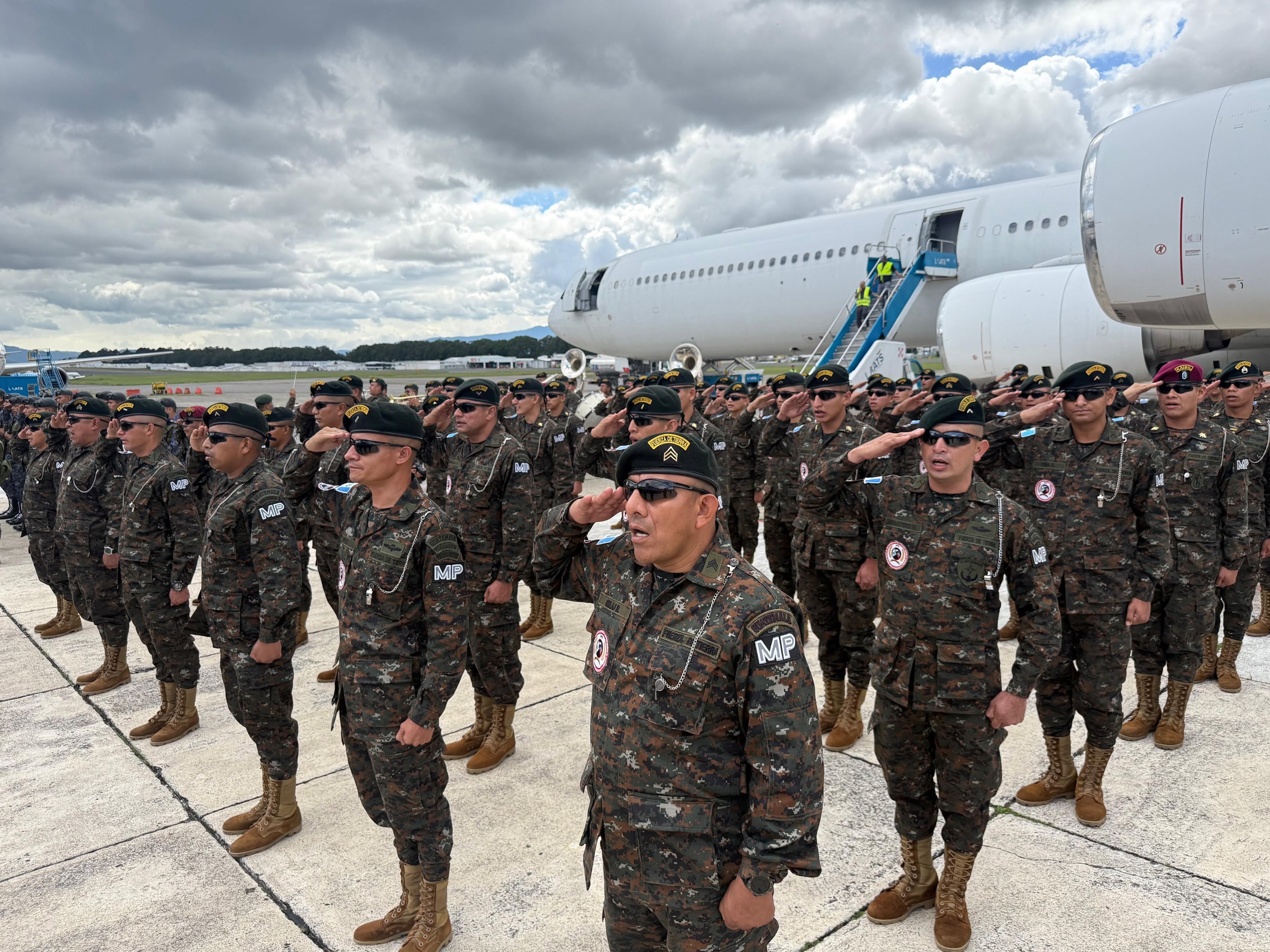 El presidente Bernardo Arévalo de León asumió el compromiso de aportar hasta trescientos soldados guatemaltecos a la misión multinacional. (Foto cortesía Ejército de Guatemala)
