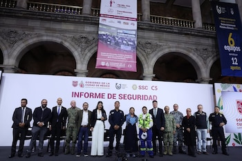 La recompensa fue anunciada este lunes 10 de agosto por la fiscal general de la Ciudad de México, Bertha Alcalde Luján (vestida de blanco y chamarra negra), durante la presentación del Informe de Seguridad correspondiente a julio de 2026. (Crédito: X | @FiscaliaCDMX)
