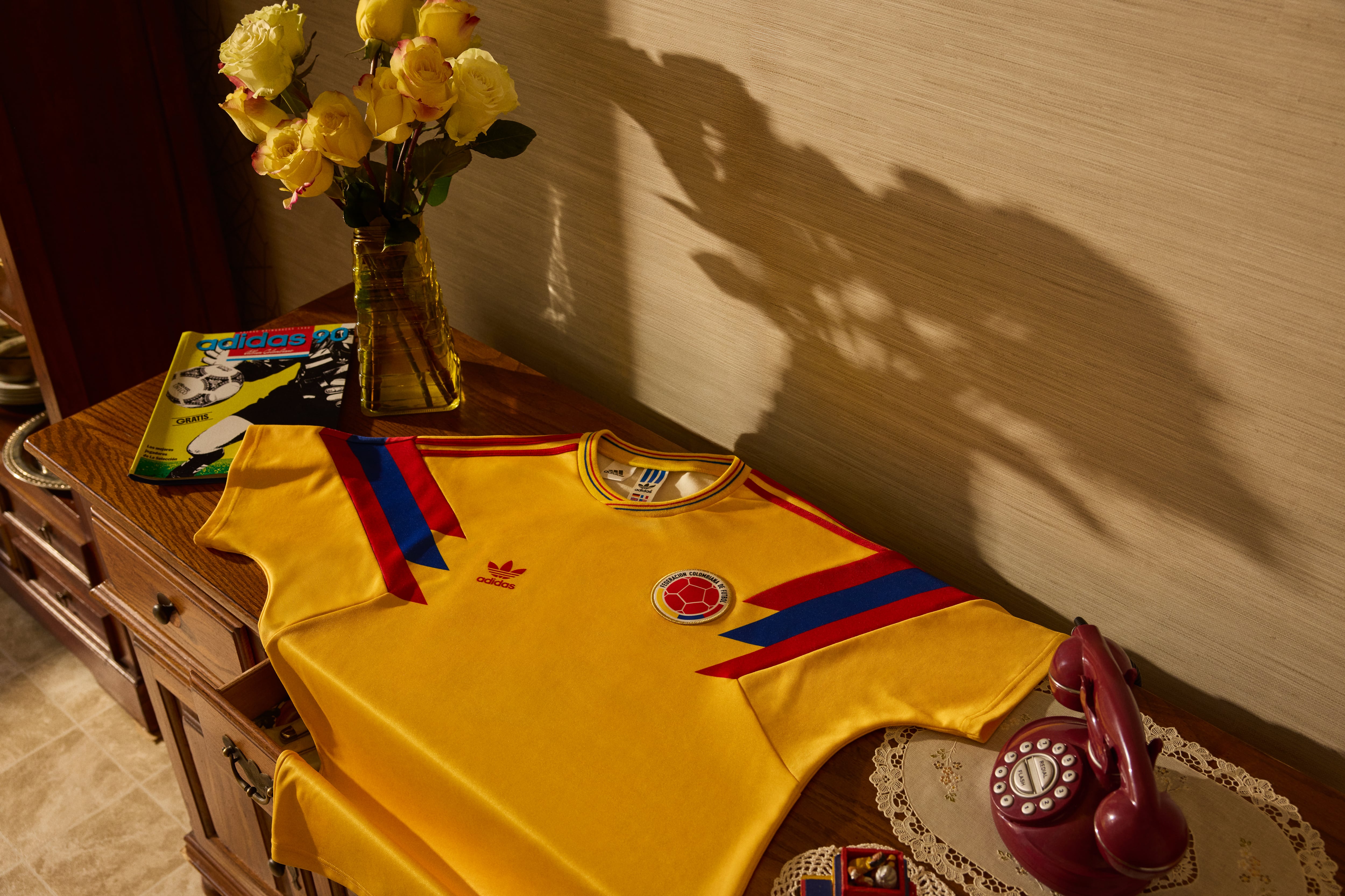 Adidas relanza la mítica camiseta de la selección Colombia usada en el Mundial de Fútbol de Italia 90: esto vale la indumentaria
