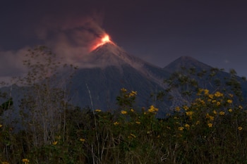El Volcán de Fuego arroja lava fundida caliente desde su cráter el 19 de noviembre de 2018. (AP/Moisés Castillo)