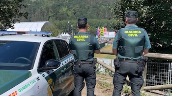 Dos agentes de la Guardia