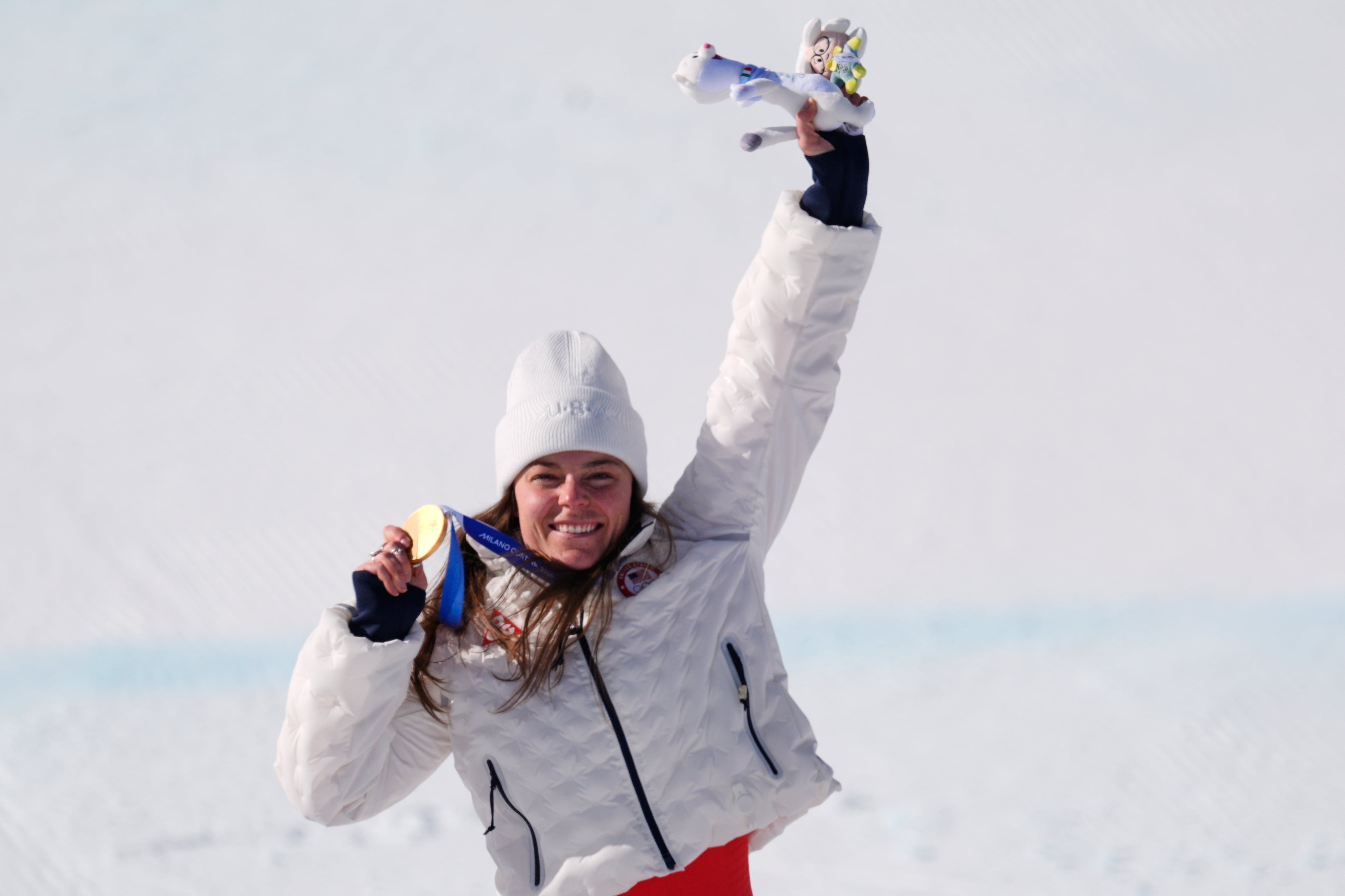 La estadounidense Breezy Johnson posa con su medalla de oro tras ganar el descenso femenino de los Juegos Olímpicos de Invierno (AP Foto/Robert F. Bukaty)