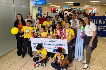 En julio del año pasado 21 de los 26 niños que representaron a Panamá en el Campeonato Internacional ALOHA, en Camboya, lograron medallas y reconocimientos internacionales. (Cortesía)