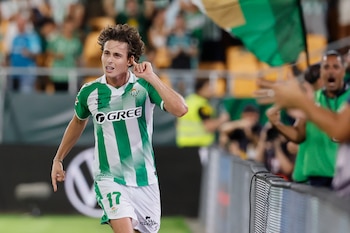 El centrocampista del Betis Rodrigo Riquelme celebra tras marcar el 1-0, durante el partido de LaLiga de fútbol que Real Betis y Real Sociedad disputan este viernes en el estadio de La Cartuja, en Sevilla-crédito José Manuel Vidal/EFE