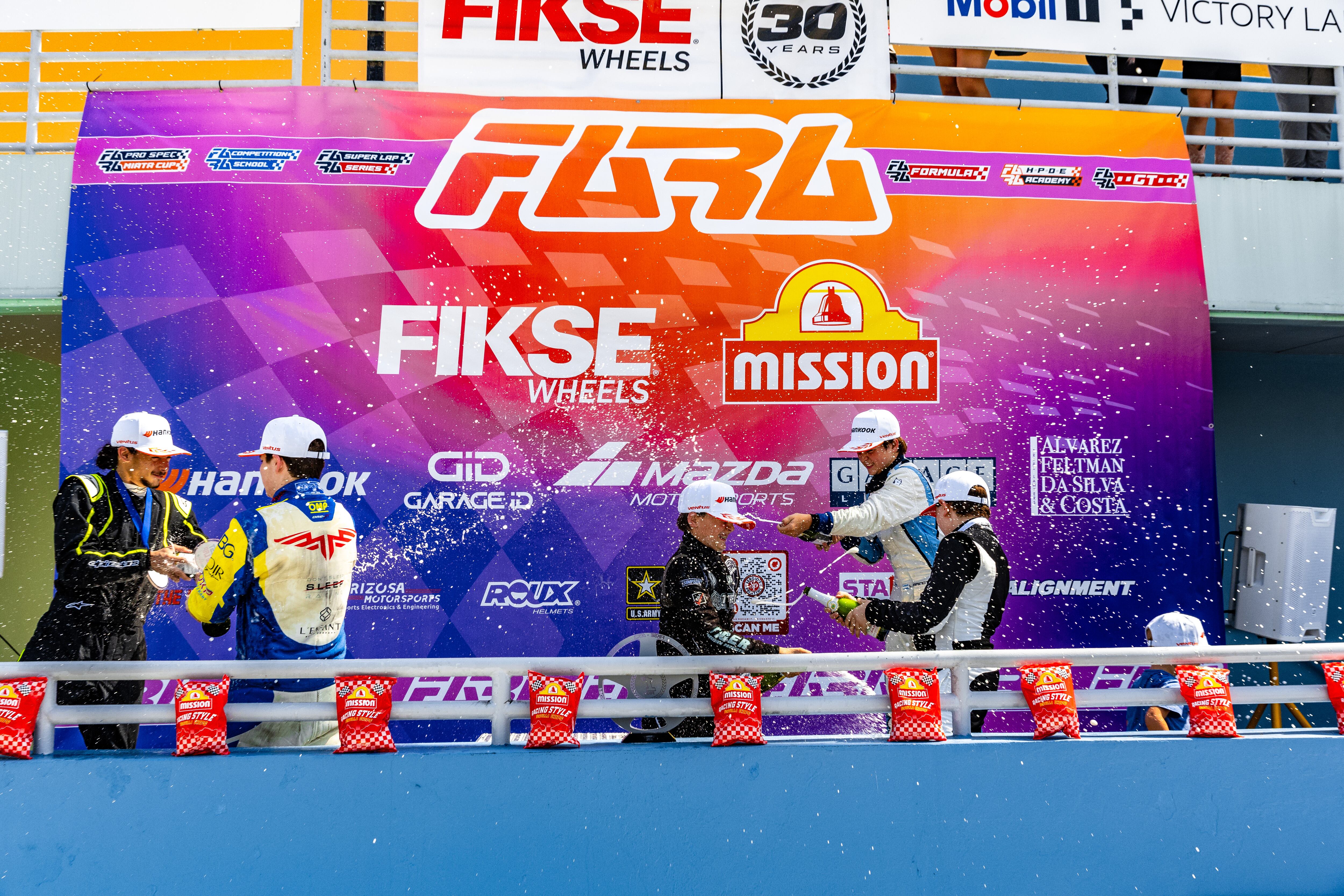 Celebrando un podio, donde suben los cinco primeros en cada carrera. Paolini es el primero de la derecha