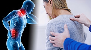 Modelo 3D de esqueleto humano transparente con áreas rojas de dolor en cuello y espalda. A la derecha, manos de terapeuta tocan la espalda de una mujer.