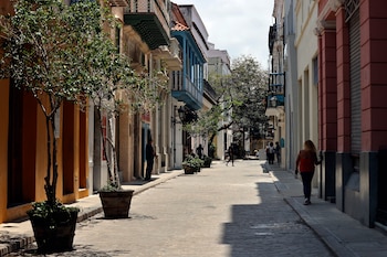 Fotografía de archivo de personas que caminan por una calle en La Habana (Cuba). EFE/ Ernesto Mastrascusa