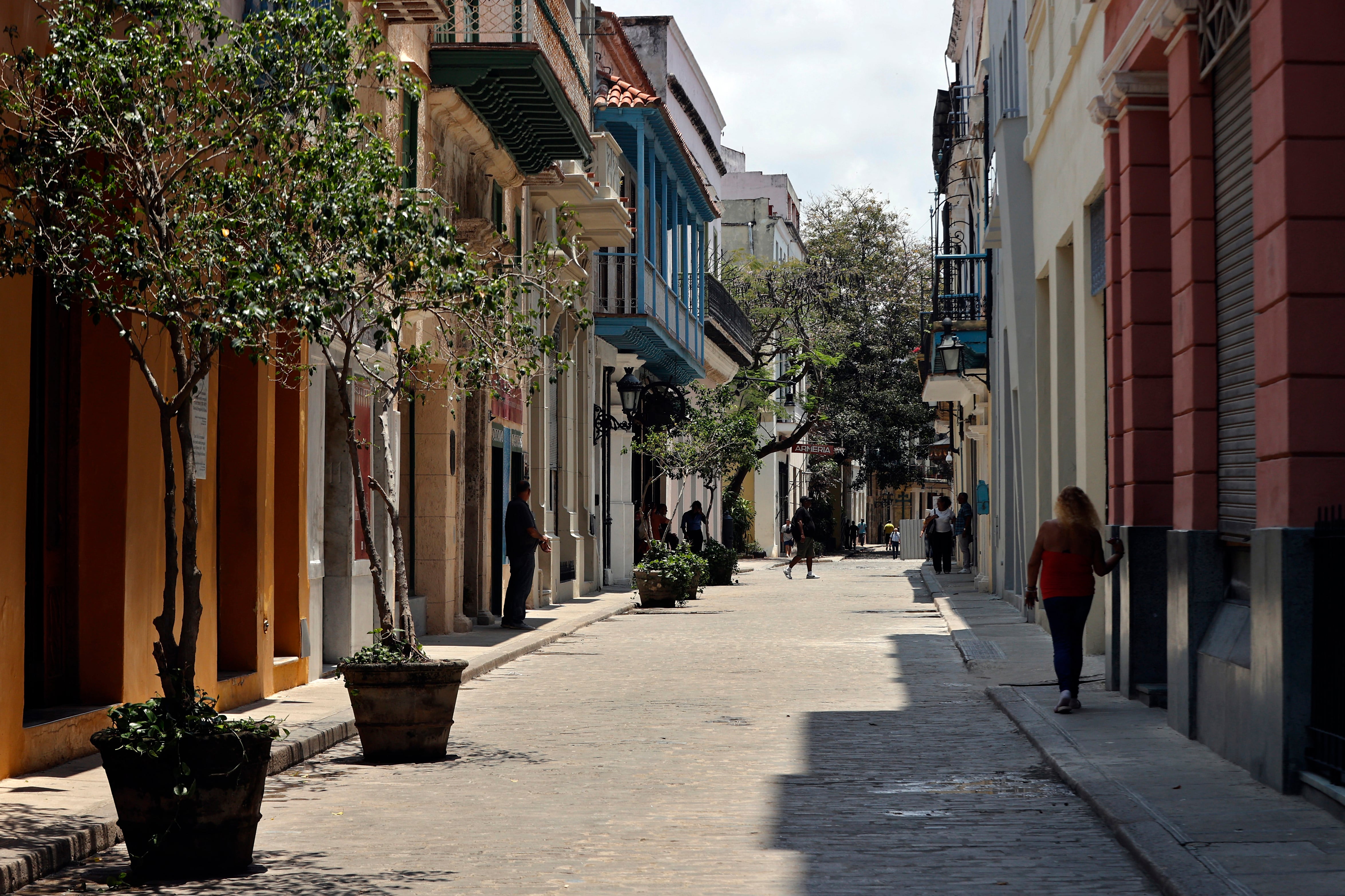 Fotografía de archivo de personas que caminan por una calle en La Habana (Cuba). EFE/ Ernesto Mastrascusa