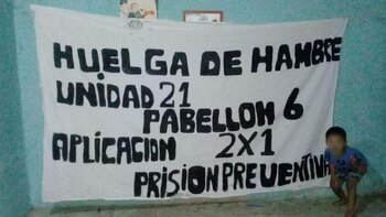 Chicos con sus madres en