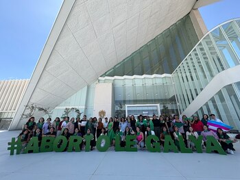 A través de redes sociales,